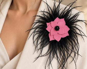 Broche fleur en cuir rose, broche plume d'autruche noire, broche florale tendance pour femme