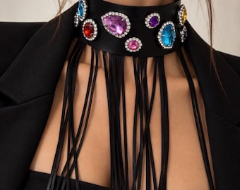Collier ras du cou à franges en cuir noir, collier plastron gothique orné de cristaux colorés