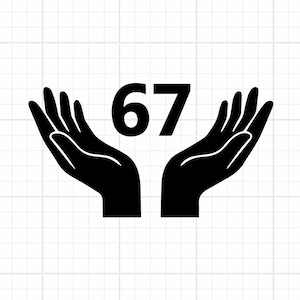 Könnte beinhalten: Ein schwarzes grafisches Symbol mit zwei stilisierten Händen, die mit offenen Handflächen nach oben zeigen und symmetrisch auf beiden Seiten der Zahl 67 angeordnet sind. Das Design ist auf einem weißen Hintergrund mit einem hellgrauen Raster.