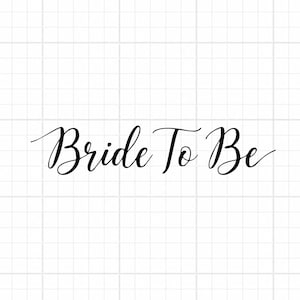 Może przedstawiać: Tekst Bride To Be jest napisany czarną, elegancką i płynną kursywą. Napis jest wyśrodkowany na białym tle z subtelnym, cienkim, jasnoszarym wzorem siatki, który pokrywa cały obszar obrazu.