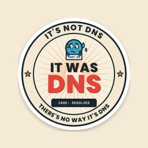 Puede incluir: Una pegatina circular con fondo crema que presenta el texto IT'S NOT DNS, IT WAS DNS y THERE'S NO WAY IT'S DNS en negro y rojo. Un personaje de dibujos animados azul sostiene un cartel que dice PORT 53, con un recuadro negro CASE: RESOLVED.