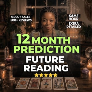 Può includere: Un servizio di lettura di carte dei tarocchi con il testo 12 MONTH PREDICTION FUTURE READING, 4,000+ SALES, 500+ REVIEWS, SAME HOUR ed EXTRA DETAILED. Cinque carte dei tarocchi sono disposte su un tavolo con candele e cristalli.