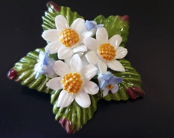 Broszka z motywem kwiatowym z porcelany kostnej Aynsley w stylu vintage: angielska stokrotka
