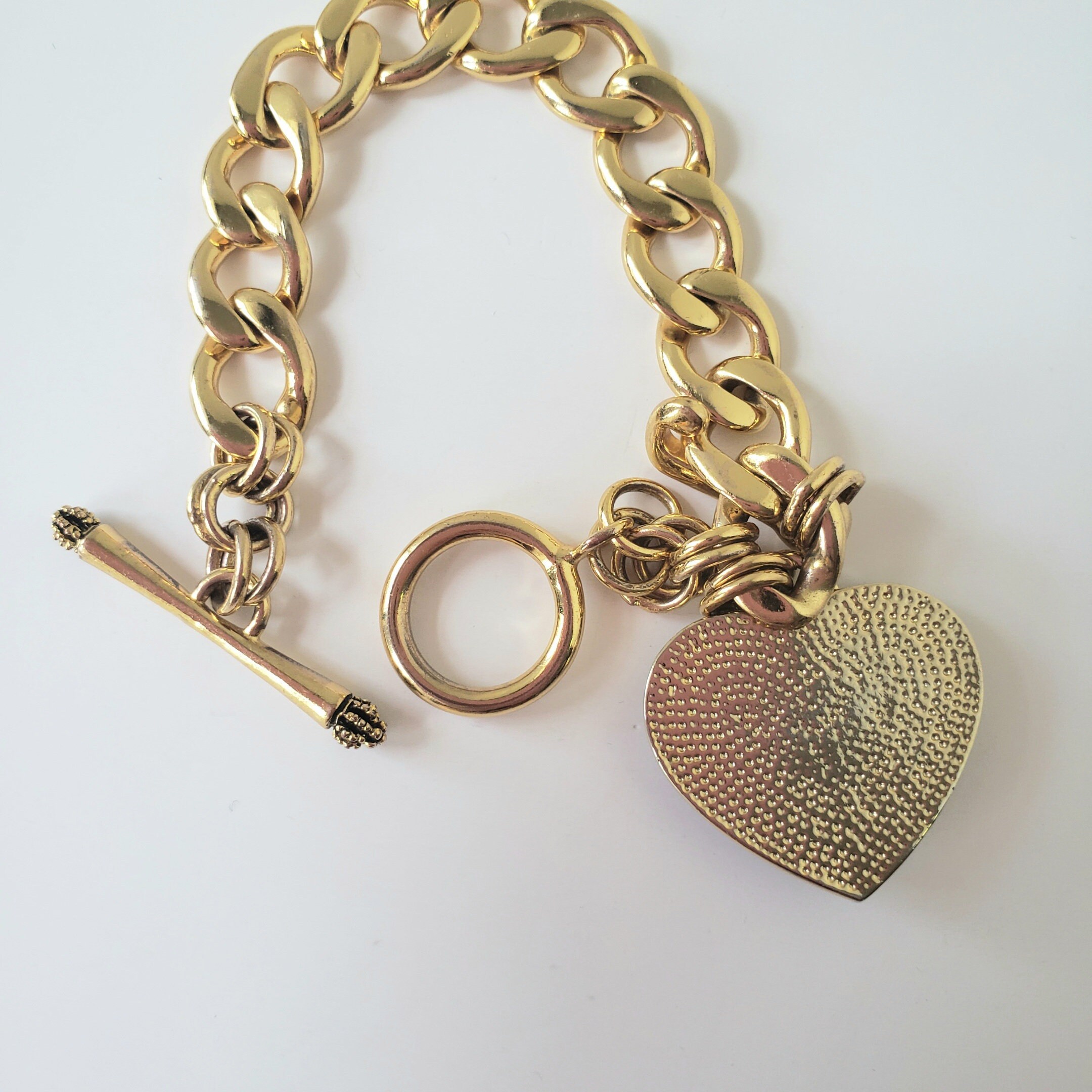  Juicy Couture Goldtone Heart Charm Stretch Bangle Bracelet:  Clothing, Shoes & Jewelry