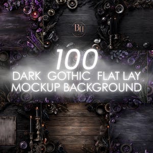 Puede incluir: Una colección de 100 fondos de estilo flat lay gótico oscuro con superficies de madera oscura, detalles florales morados, velas negras y cristales. El texto 100 DARK GOTHIC FLAT LAY MOCKUP BACKGROUND aparece en blanco sobre la imagen.