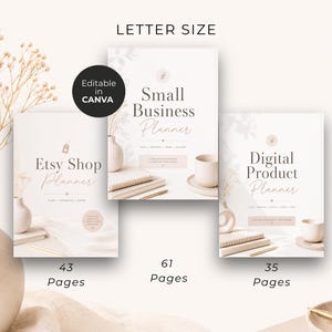 Könnte beinhalten: Drei digitale Planer mit den Titeln Etsy Shop Planner mit 43 Seiten, Small Business Planner mit 61 Seiten und Digital Product Planner mit 35 Seiten. Jedes Cover zeigt eine neutrale Ästhetik mit Text, ein schwarzes kreisförmiges Abzeichen mit der Aufschrift Editable in CANVA und die Beschriftung LETTER SIZE.