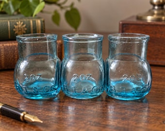 Antikes Set mit Tintenfässern aus aquamarinblauem Glas | B T & Co., geprägt, 2 oz (3er-Set)