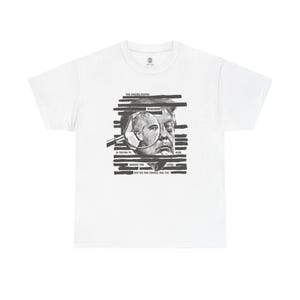 Può includere: Una t-shirt bianca a maniche corte con una grafica nera di un volto parzialmente oscurato da linee orizzontali nere. Una lente d'ingrandimento è posizionata sopra un occhio. Il testo recita: THE UNITED STATES PRESIDENT IS TRYING TO HIDE BEHIND THE LINES... BUT WE THE PEOPLE, SEE YOU.