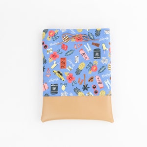 SALDI! Risparmia il 25% (prezzo originale 28,00 - 32,00) Custodia per libro Bon Voyage Kindle Pouch di Rifle Paper Co.
