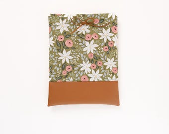 ¡OFERTA! AHORRA UN 40% (Precio original: 28,00-32,00) Pine & Berry en funda para libro o Kindle color salvia