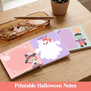Pode incluir: Um conjunto de três blocos de notas adesivas retangulares com temas de Halloween. Um bloco é rosa com uma ilustração de bruxa, um é roxo com um fantasma e o texto TO BOO LIST, e um é azul claro com uma ilustração de monstro Frankenstein.