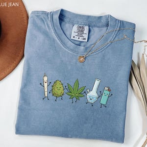 T-shirt avec des personnages mignons sur le thème du cannabis | Feuille, joint, pipe, briquet, bong