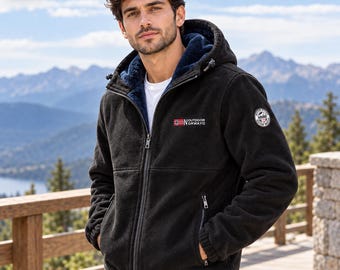 Puede incluir: Una chaqueta de forro polar negra con forro de piel sintética azul oscuro, capucha con cordones y cremallera frontal. El pecho presenta el texto Outdoor Norway con un icono de bandera y un parche circular en la manga izquierda.