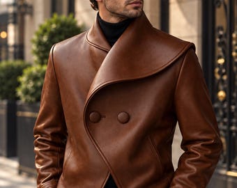 Puede incluir: Una chaqueta de cuero marrón con un cuello chal ancho y doblado, mangas largas y un cierre frontal cruzado con dos botones grandes de color marrón a juego. La chaqueta se lleva sobre un suéter de cuello alto negro y pantalones negros.