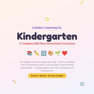 以下が含まれることがあります： Lantern Learning Co. Kindergarten: A Complete 260-Day Homeschool Curriculumというタイトルのデジタル教育資料。本、鉛筆、数字、パレット、新芽、ハートのアイコンが描かれており、10の学習科目が記載されています。