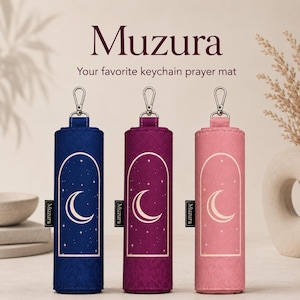 Peut inclure: Trois tapis de prière cylindriques en porte-clés de couleur bleue, violette et rose, chacun orné d'un motif blanc en forme d'arche avec une lune et des étoiles. Le texte "Muzura" et "Your favorite keychain prayer mat" figure au-dessus des objets.