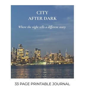 Op de afbeelding: Een 33 pagina's tellend printbaar dagboek met een nachtelijk stadsgezicht van verlichte wolkenkrabbers die reflecteren op het water. De tekst CITY AFTER DARK en Where the night tells a different story staat in wit tegen een blauwe avondlucht.
