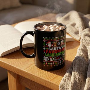 Mug noir « L'esthéticienne préférée du Père Noël », style pull de Noël kitsch, cadeau pour les professionnels de la beauté