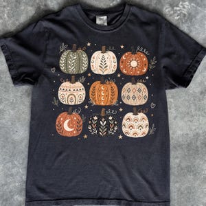 Maglietta boho con zucche, t-shirt con grafica autunnale, abbigliamento per la stagione spettrale