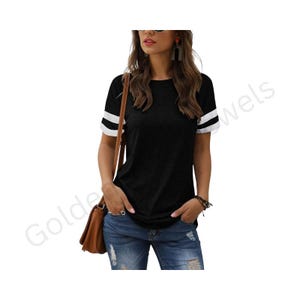 Könnte beinhalten: Ein schwarzes kurzärmeliges T-Shirt mit weißen Streifen an den Ärmeln, kombiniert mit einer blauen, abgenutzten Jeans und einer braunen Umhängetasche. Das T-Shirt hat einen Rundhalsausschnitt und einen einfarbigen schwarzen Rumpf.