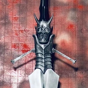 Könnte beinhalten: Ein Schwert mit einem metallisch silbernen Knauf in Form eines gehörnten Schädels mit spitzen Zähnen. Die Parierstange ragt mit spitzen Enden nach außen und ist mit einem segmentierten Metallgriff verbunden. Die Klinge ist breit und spitz.