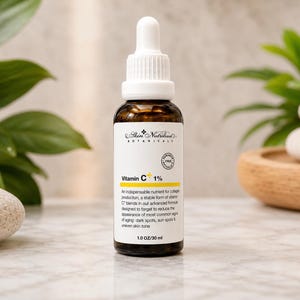 K&ouml;nnte beinhalten: Eine braune Glastropfflasche mit Skin Nutrition Botanicals Vitamin C+ 1% Serum. Das wei&szlig;e Etikett zeigt schwarzen Text, eine gelbe Akzentlinie und ein kreisf&ouml;rmiges Paraben Free Siegel. Die Flasche enth&auml;lt 30 ml Fl&uuml;ssigkeit und hat einen wei&szlig;en Tropfverschluss.