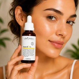 K&ouml;nnte beinhalten: Eine braune Glastropfflasche mit Skin Nutrition Botanicals Vitamin C 1% Serum. Das wei&szlig;e Etikett hat schwarzen Text, einen gelben Akzentstreifen und die Angabe 1.0 OZ/30 ml. Die Flasche hat einen wei&szlig;en Tropfverschluss und enth&auml;lt eine klare Fl&uuml;ssigkeit.