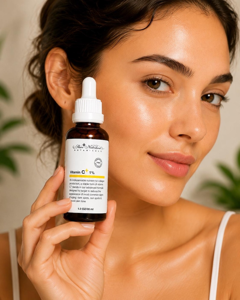 K&ouml;nnte beinhalten: Eine braune Glastropfflasche mit Skin Nutrition Botanicals Vitamin C 1% Serum. Das wei&szlig;e Etikett hat schwarzen Text, einen gelben Akzentstreifen und die Angabe 1.0 OZ/30 ml. Die Flasche hat einen wei&szlig;en Tropfverschluss und enth&auml;lt eine klare Fl&uuml;ssigkeit.