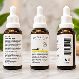 K&ouml;nnte beinhalten: Drei braune Glastropfflaschen mit Skin Nutrition Botanicals Vitamin C 1% Serum. Die Etiketten zeigen Inhaltsstoffe, Anwendungshinweise, einen Strichcode und das Volumen von 30 ml. Jede Flasche hat einen wei&szlig;en Tropfverschluss und ein wei&szlig;es Etikett.