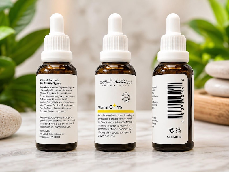 K&ouml;nnte beinhalten: Drei braune Glastropfflaschen mit Skin Nutrition Botanicals Vitamin C 1% Serum. Die Etiketten zeigen Inhaltsstoffe, Anwendungshinweise, einen Strichcode und das Volumen von 30 ml. Jede Flasche hat einen wei&szlig;en Tropfverschluss und ein wei&szlig;es Etikett.