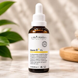 K&ouml;nnte beinhalten: Eine braune Glastropfflasche mit Skin Nutrition Botanicals Vitamin C+ 1% Serum. Das wei&szlig;e Etikett zeigt schwarzen Text, eine gelbe Akzentlinie und ein kreisf&ouml;rmiges Paraben Free Phthalate Free Siegel. Die Flasche enth&auml;lt 30 ml Fl&uuml;ssigkeit.