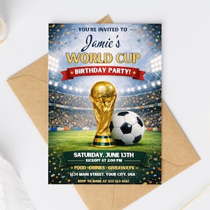 Pode incluir: Um convite de aniversário retangular com um estádio de futebol ao fundo, um troféu dourado e uma bola de futebol preta e branca. O texto diz: YOU'RE INVITED TO Jamie's WORLD CUP BIRTHDAY PARTY! SATURDAY, JUNE 13TH KICKOFF AT 2:00 PM.