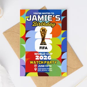 Könnte beinhalten: Eine rechteckige Geburtstagseinladungskarte mit einem bunten geometrischen Muster aus Kreisen und Halbkreisen. Der Text lautet: YOU'RE INVITED TO JAMIE'S Birthday, FIFA WORLD CUP 2026 WATCH PARTY, JUNE 11TH, 1234 MAIN STREET CITY, STATE, 12345.