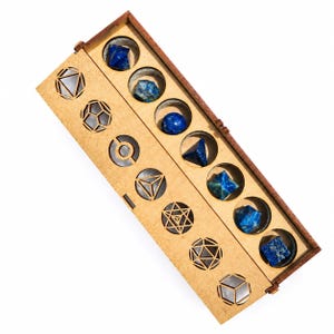 Conjunto de geometría sagrada de lapislázuli natural: colección de cristales de 7 sólidos platónicos con caja de madera.