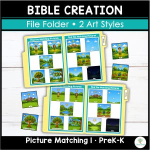 Puede incluir: Un conjunto de actividades de carpeta Bible Creation que presenta dos estilos artísticos distintos para emparejar imágenes. El set incluye carpetas amarillas con cuadrículas impresas etiquetadas Find the Matching Pictures y tarjetas cuadradas.