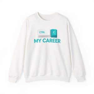 Puede incluir: Una sudadera blanca de manga larga con un gráfico de una tecla CTRL blanca y una tecla C turquesa sobre el texto turquesa MY CAREER. El diseño está centrado en el pecho de la prenda, que cuenta con un cuello redondo y puños acanalados.