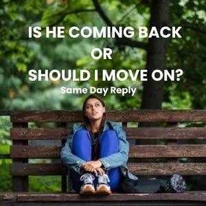 Pode incluir: Uma pessoa sentada num banco de madeira, vestindo um casaco de ganga azul e calças azul-brilhante. O texto IS HE COMING BACK OR SHOULD I MOVE ON? Same Day Reply é exibido em letras brancas sobre um fundo de árvores e folhagem verde.