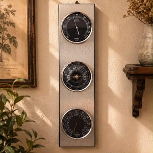 Vintage analog väderstation i modern stil från mitten av århundradet – hygrometer, barometer, termometer – väggdekor i borstad aluminium – Europa