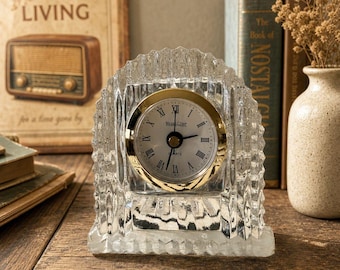 Cette horloge d'étagère en cristal de 4 pouces Michael C. Fina Fifth Avenue