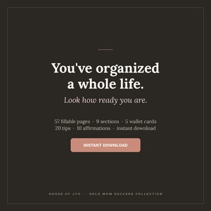 Könnte beinhalten: Eine dunkelbraune Grafik für einen digitalen Planer mit weißem Text: You've organized a whole life. Look how ready you are. Enthält 57 ausfüllbare Seiten, 9 Abschnitte, 5 Visitenkarten, 20 Tipps, 10 Affirmationen und eine Schaltfläche für Sofort-Download.