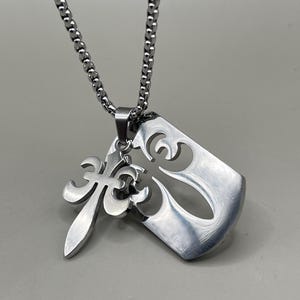 Colar Flor de Lis em Aço Inoxidável para Homens e Mulheres, Pingente de Placa de Identificação Militar Estilo Cyber Gótico Y2K, Corrente Prateada com Cruz Tribal Grunge Streetwear de 58 cm (23")