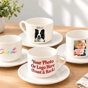 Puede incluir: Cuatro tazas de té y platillos de cerámica blanca. Una taza muestra el nombre Charlotte en colores arcoíris. Otra muestra un perro blanco y negro con el nombre Rebeca. Una tercera muestra a un niño con una nota Love U Mom. La cuarta dice Your Photo Or Logo Here (Front & Back) en texto rojo.