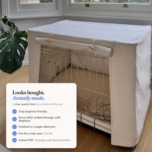 Op de afbeelding: Een beige stoffen benchhoes over een metalen draadkooi voor huisdieren. De hoes heeft een oprolbaar voorpaneel dat wordt vastgezet met twee houten knevelknopen. Een witte informatiekaart is over de afbeelding geplaatst met de tekst: Looks bought. Actually made. A shop-quality finish, for a fraction of the cost. Truly beginner-friendly. Every stitch walked through, with diagrams. Finished in a single afternoon. Fits four crate sizes S to XL. Instant PDF 14 pages with tips and tricks.