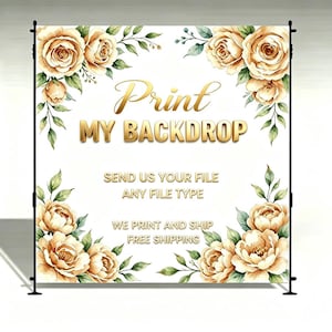Puede incluir: Un telón de fondo rectangular con rosas color melocotón y hojas verdes en estilo acuarela en las esquinas. El texto dice: Print MY BACKDROP, SEND US YOUR FILE ANY FILE TYPE, WE PRINT AND SHIP, FREE SHIPPING. El soporte es de color negro.
