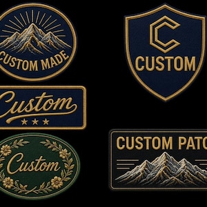 Puede incluir: Una colección de cinco parches bordados con varios diseños. Un parche circular muestra una montaña con el texto CUSTOM MADE. Un parche en forma de escudo muestra una letra C grande y la palabra CUSTOM. Un parche rectangular presenta la palabra Custom y tres estrellas. Un parche ovalado muestra la palabra Custom rodeada de coronas florales. Un parche rectangular representa una cadena montañosa con el texto CUSTOM PATCH.