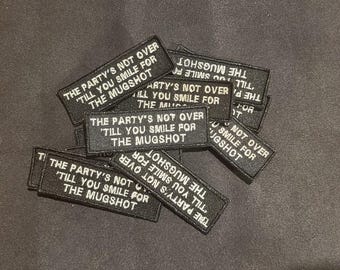 „Die Party ist erst vorbei, wenn du für das Polizeifoto lächelst“ (Patch)