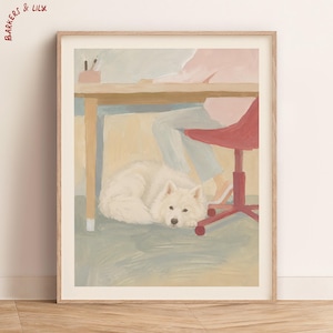 Pode incluir: Uma impressão artística emoldurada com a pintura de um cão branco e felpudo deitado no chão sob uma secretária de madeira. Uma pessoa está sentada numa cadeira vermelha, vestindo calças azul-claras e uma blusa cor-de-rosa. O texto Barkers & Lily.