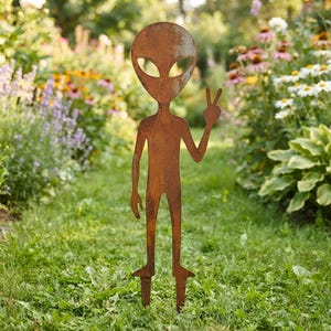 Metal Alien Garden Decor, Rusty Yard Stake, Outdoor Sci Fi Sculpture, Quirky Lawn Art, Space Theme Garden Gift