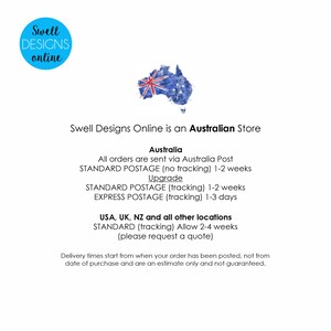 以下が含まれることがあります： 青い円形のロゴに白い文字でSwell Designs onlineと書かれ、その下にユニオンジャックと星が描かれた水彩画風のオーストラリアの地図があります。その下のテキストにはSwell Designs Online is an Australian Storeと記載されています。