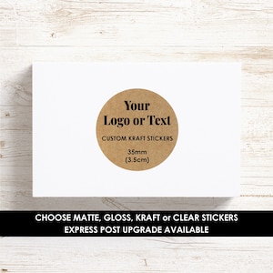 以下が含まれることがあります： 黒い文字でYour Logo or Text、CUSTOM KRAFT STICKERS、35mm (3.5cm)と印刷された茶色のクラフト紙の円形ステッカー。ステッカーは白い長方形の背景の中央に配置されています。